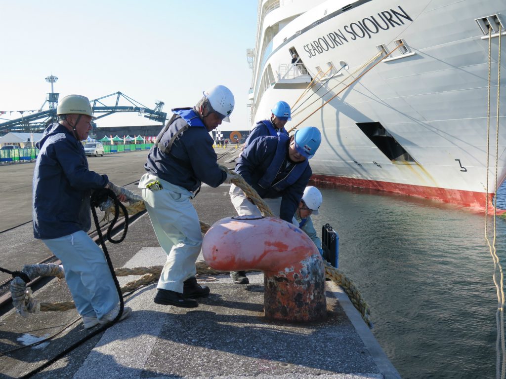 高知港運株式会社 世界をつなぐ安心のサービスを提供する。それが私たちの役目です。